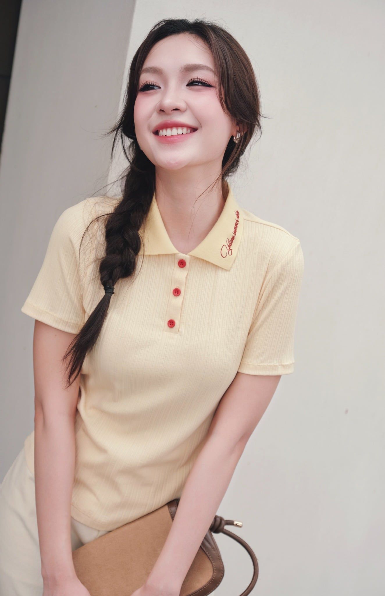 Áo thun polo vàng kem thêu lá cổ