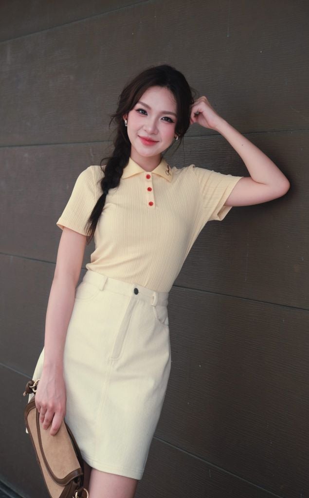 Áo thun polo vàng kem thêu lá cổ