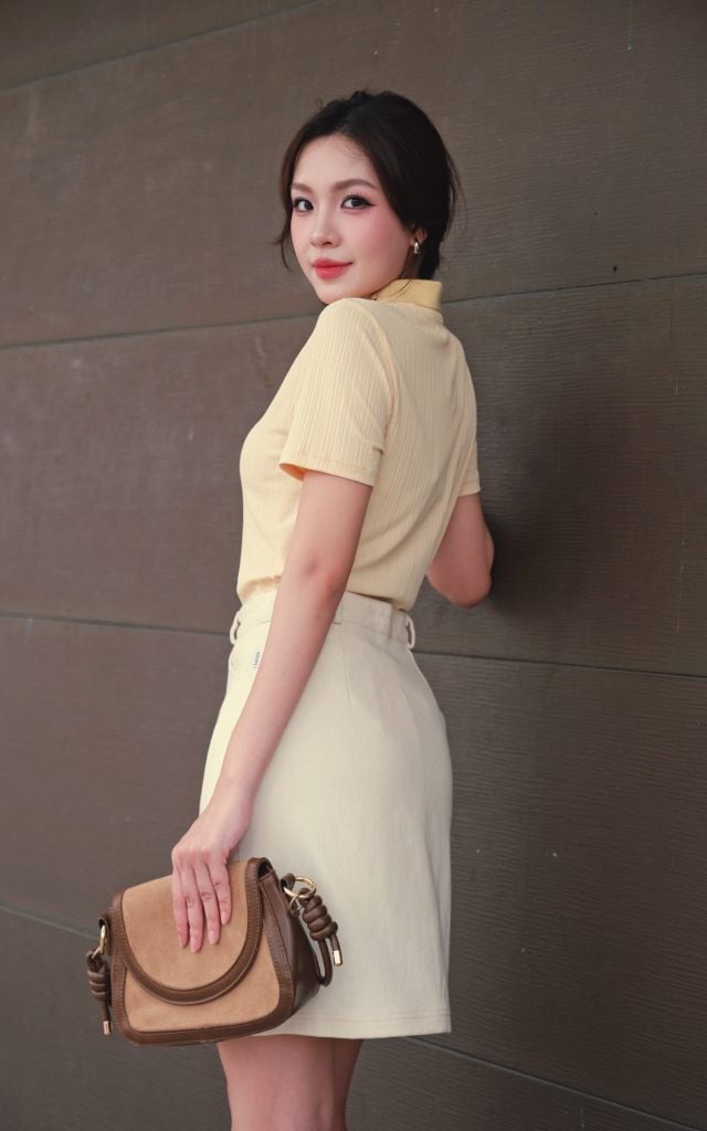 Áo thun polo vàng kem thêu lá cổ