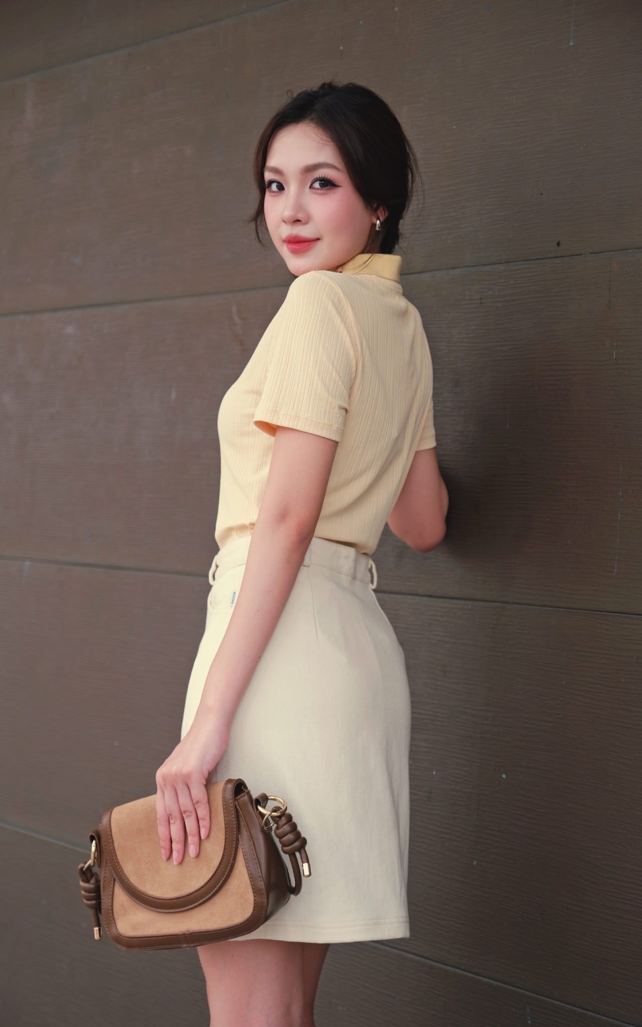 Áo thun polo vàng kem thêu lá cổ
