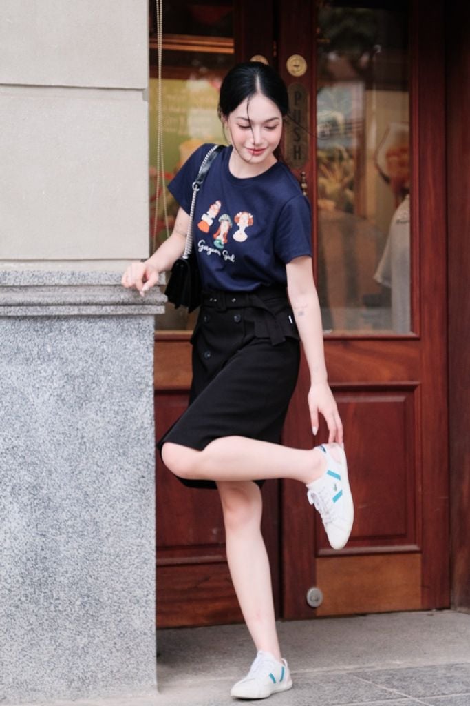 Áo phông Navi thêu cô gái Adore