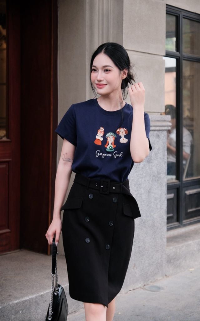 Áo phông Navi thêu cô gái Adore