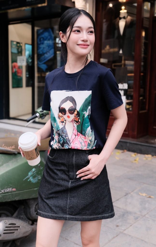 Áo T-shirt navy in Nàng A Mị