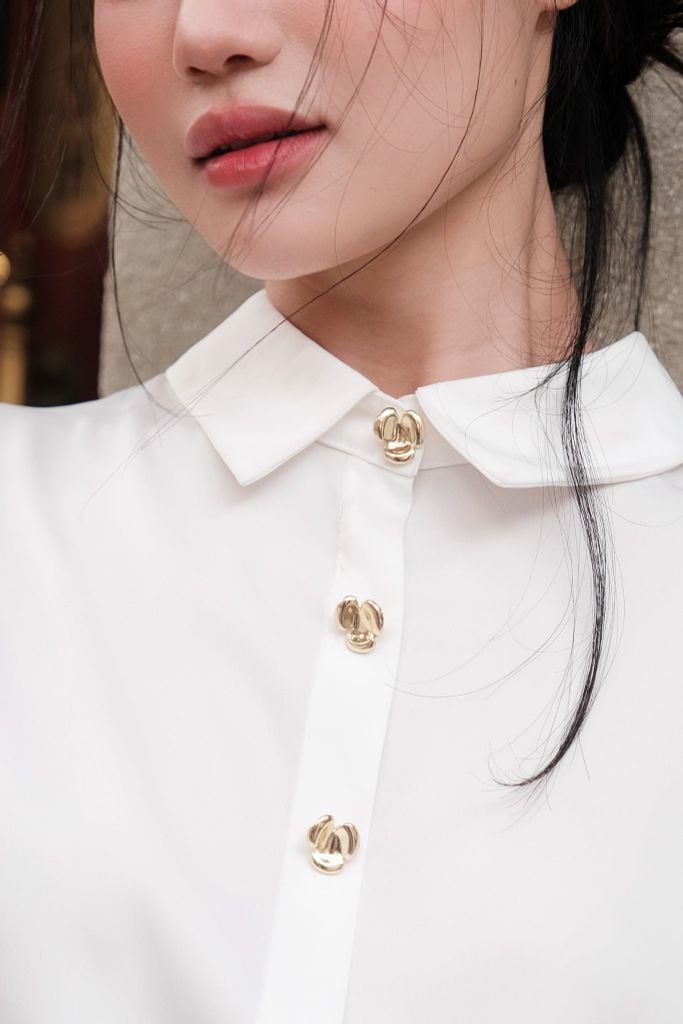Sơ mi lụa basic trắng kem khuy hoa