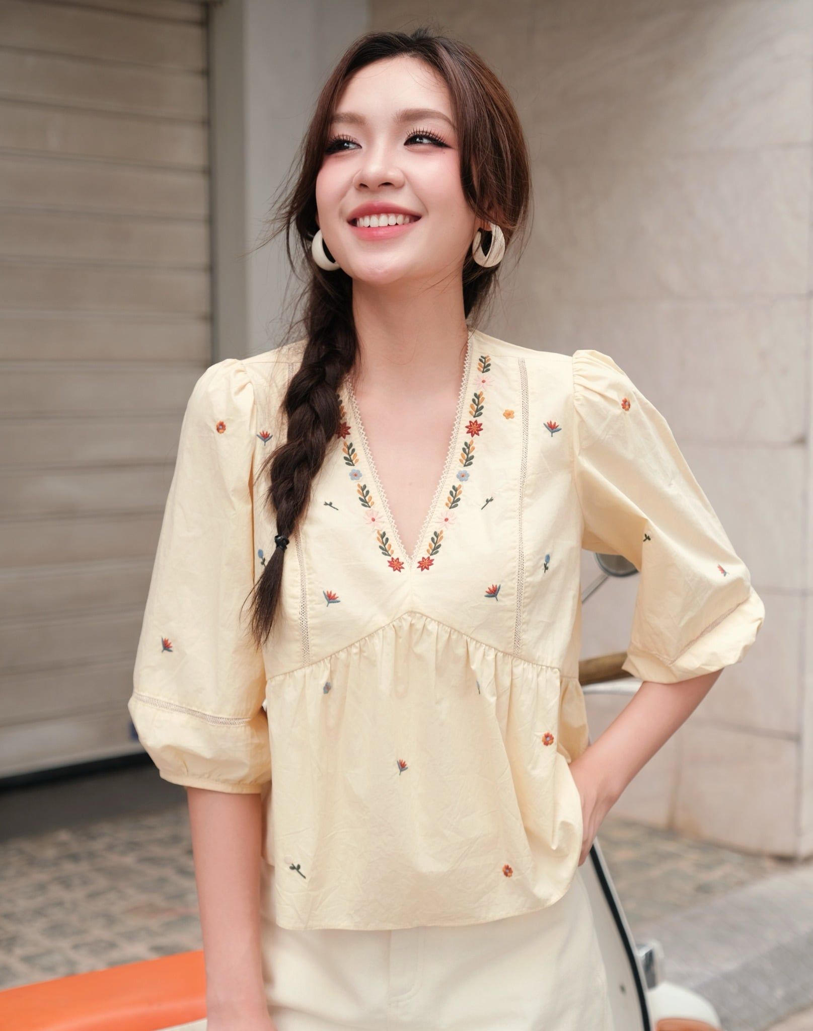Áo peplum thô vàng kem thêu hoa cổ