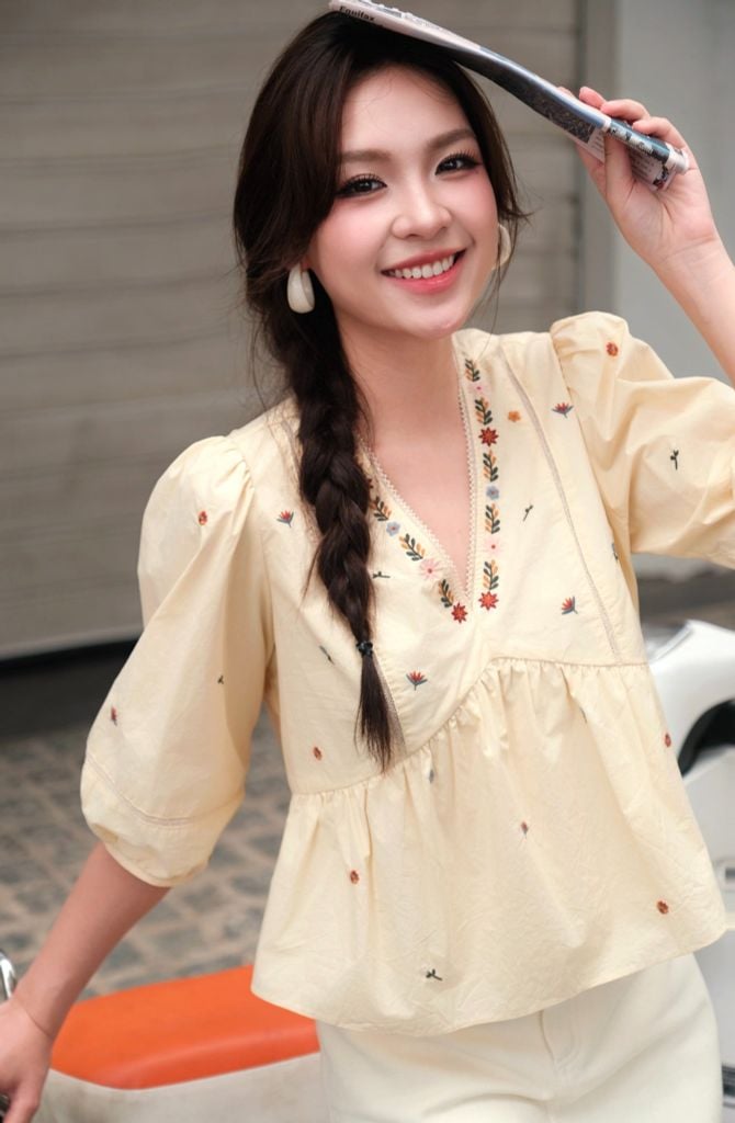 Áo peplum thô vàng kem thêu hoa cổ