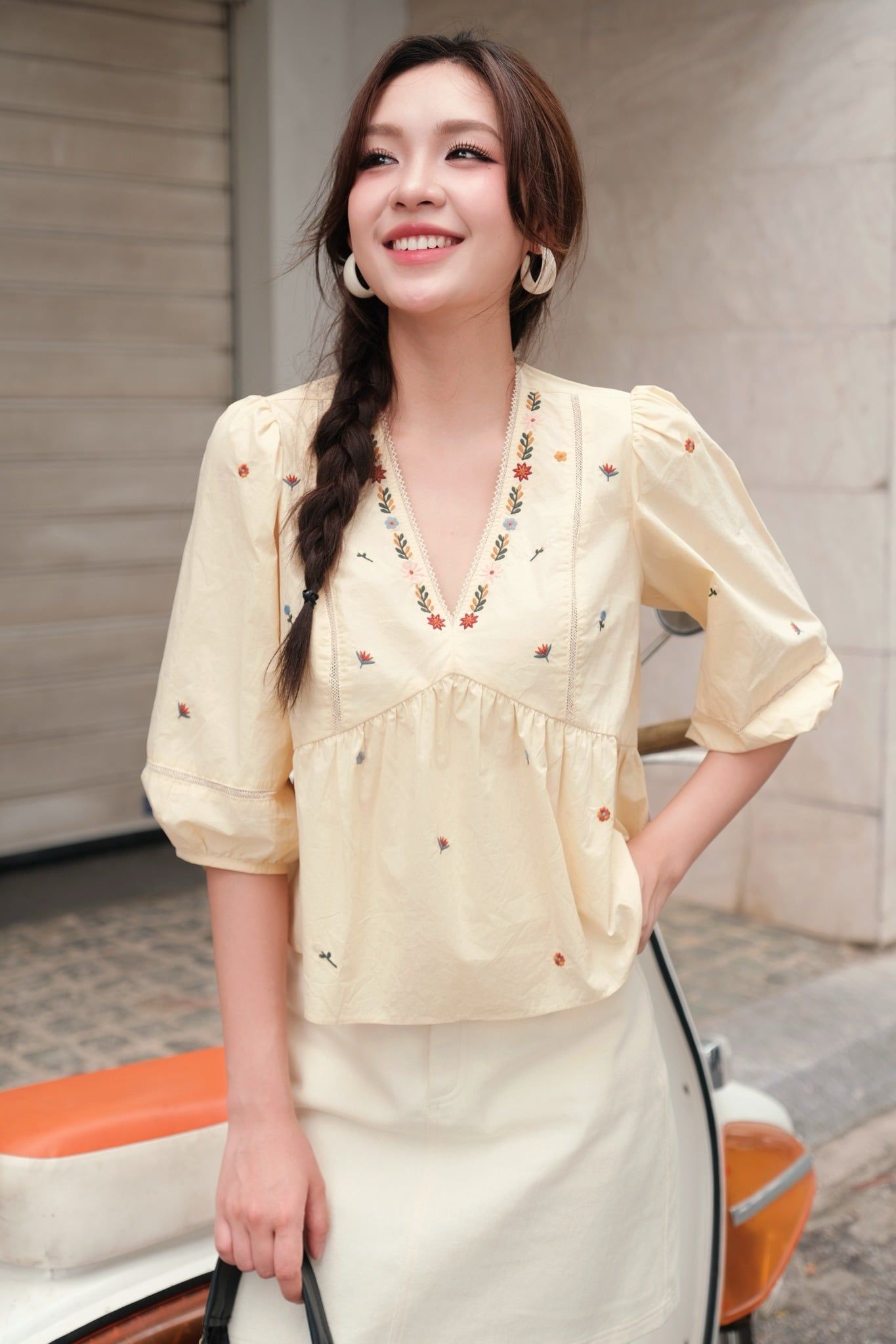 Áo peplum thô vàng kem thêu hoa cổ