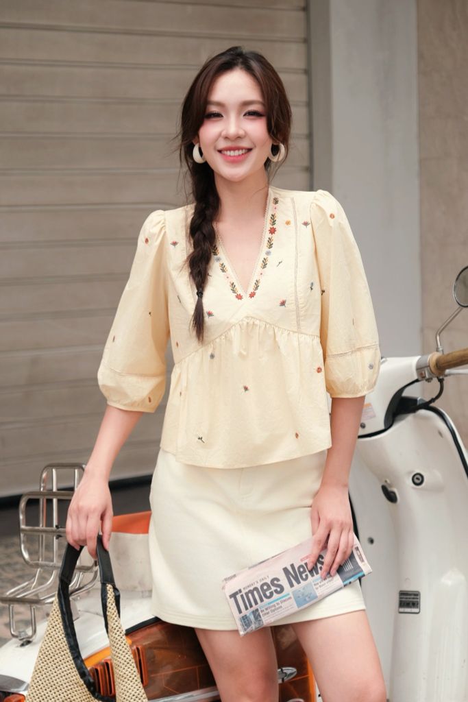 Áo peplum thô vàng kem thêu hoa cổ