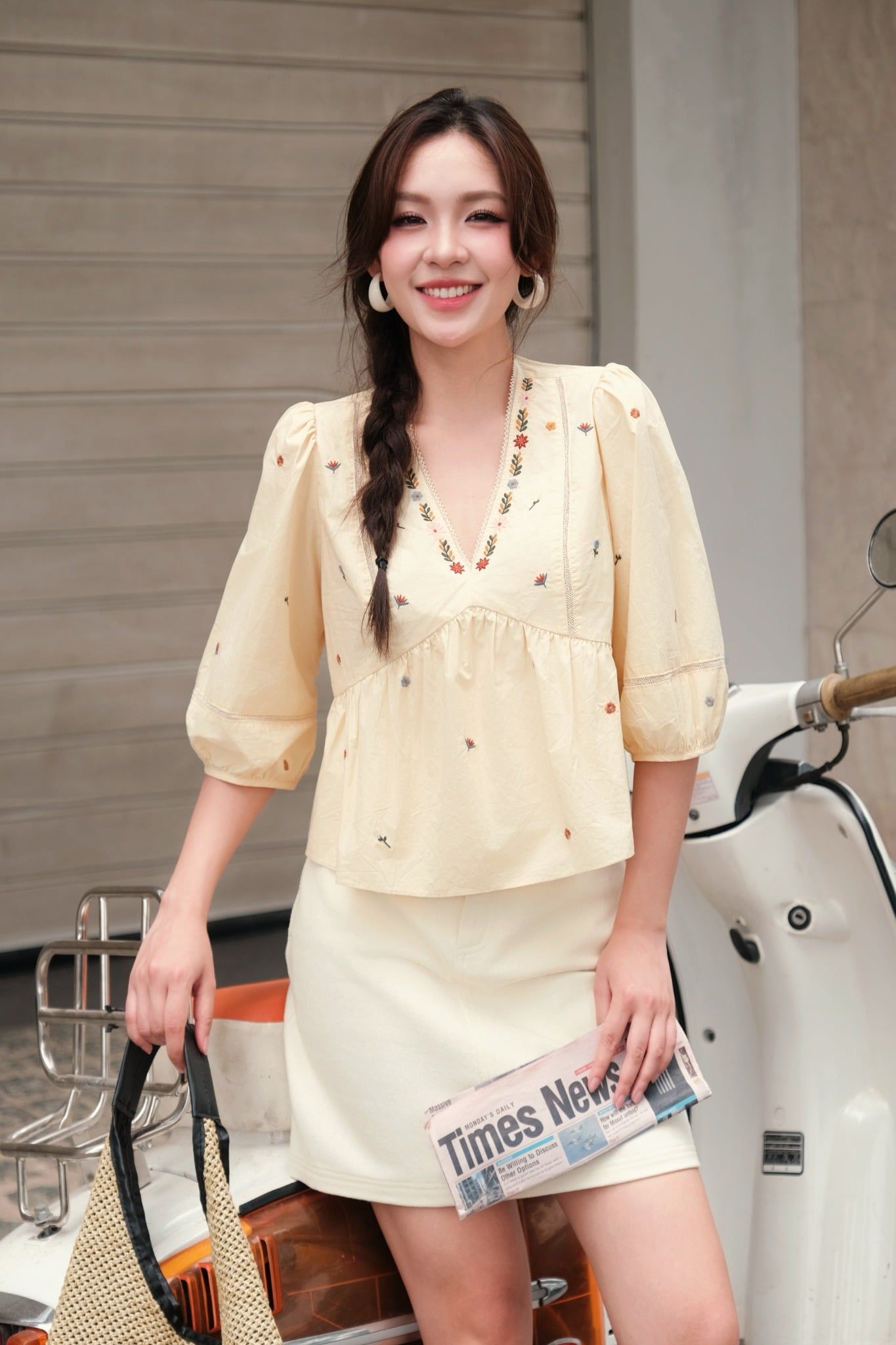 Áo peplum thô vàng kem thêu hoa cổ