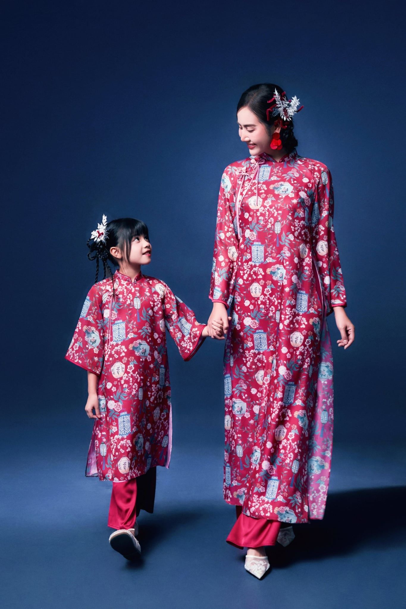  Cát Tường - Set áo dài tơ đèn lồng đỏ may mắn 