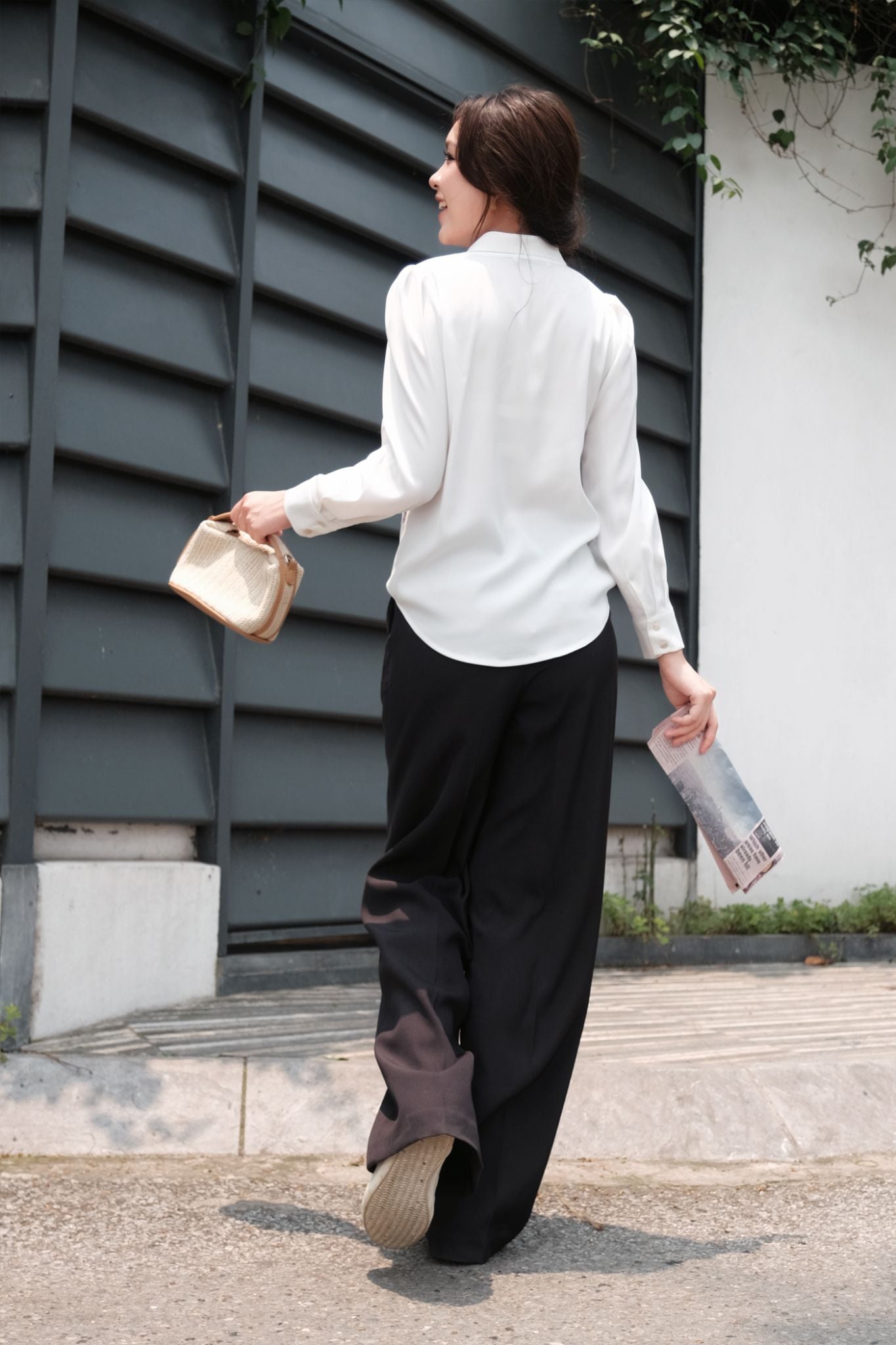  Sơ mi lụa trắng basic viền dây trang trí 