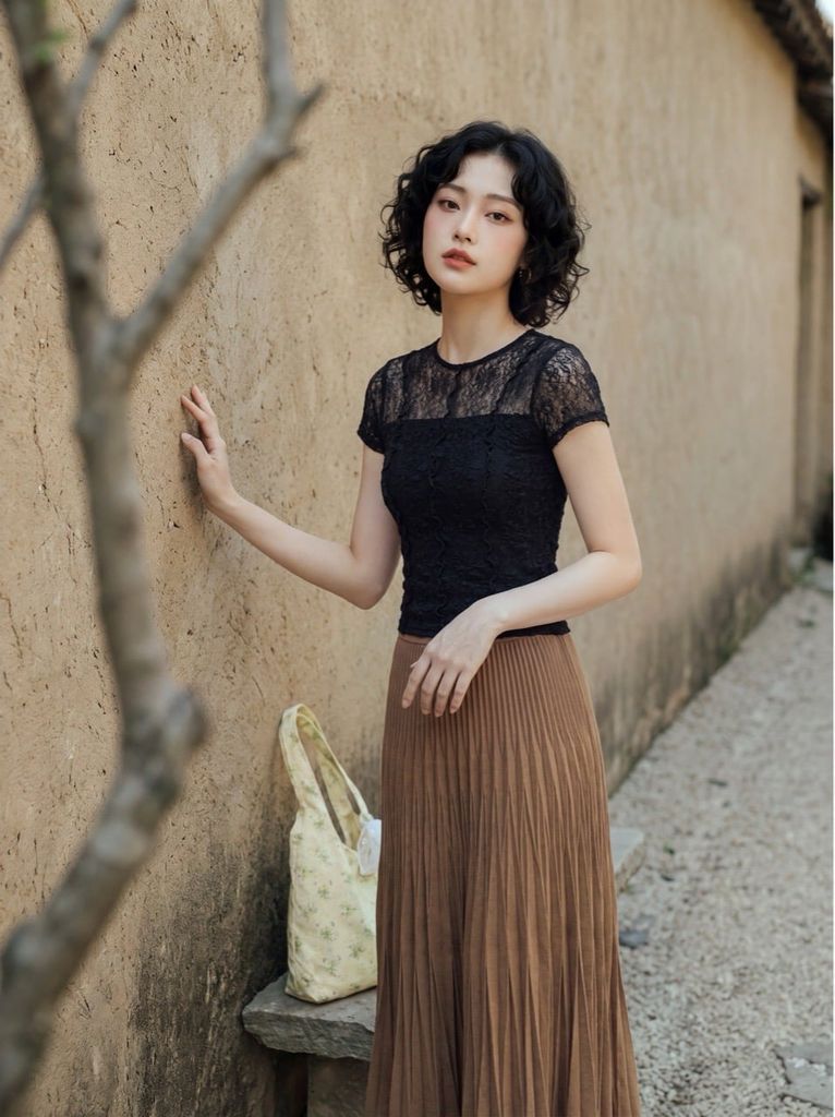 Áo thun ren can mảnh màu đen