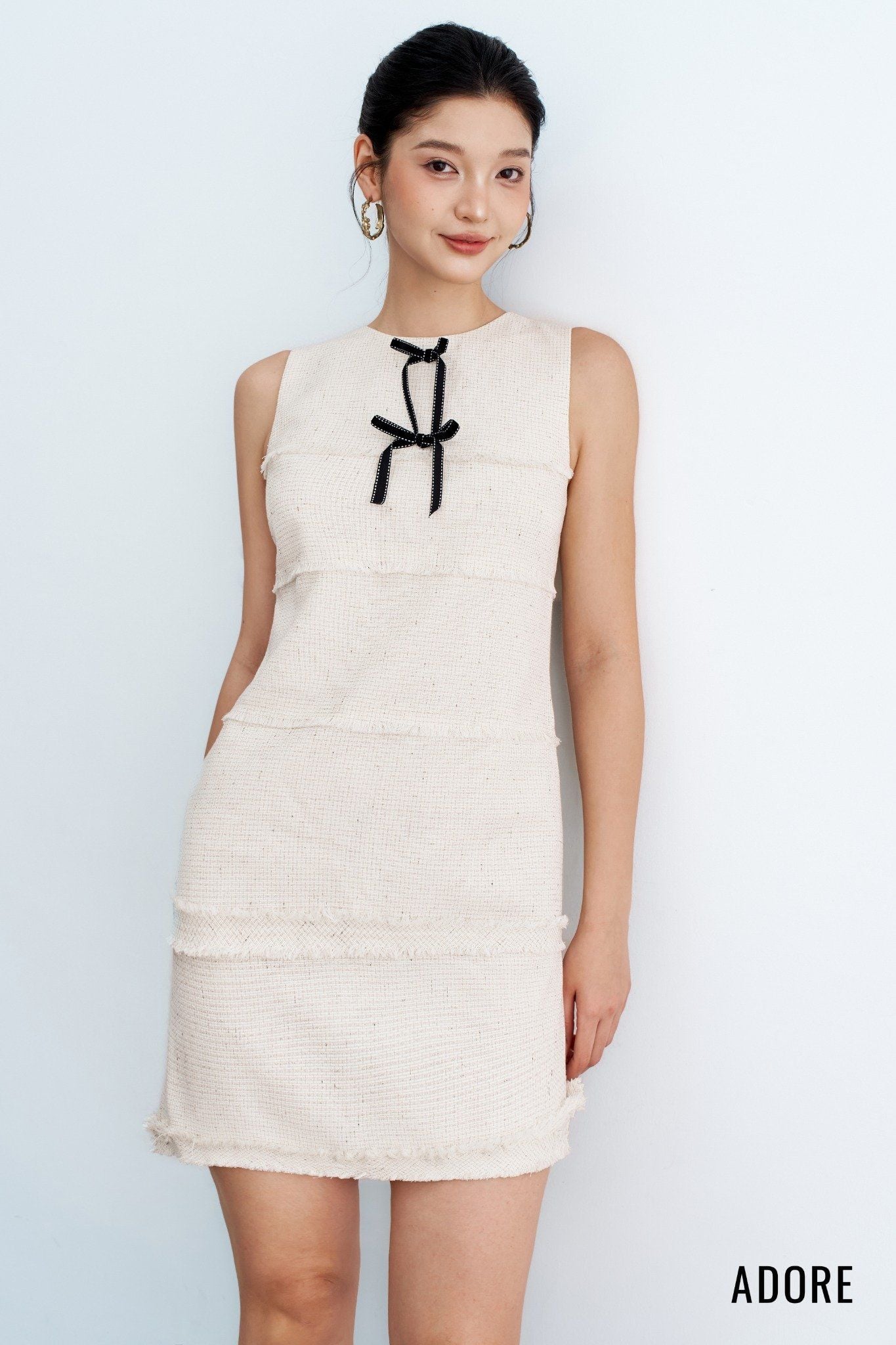 Đầm mini suông sát nách tech phẩy trắng đính nơ