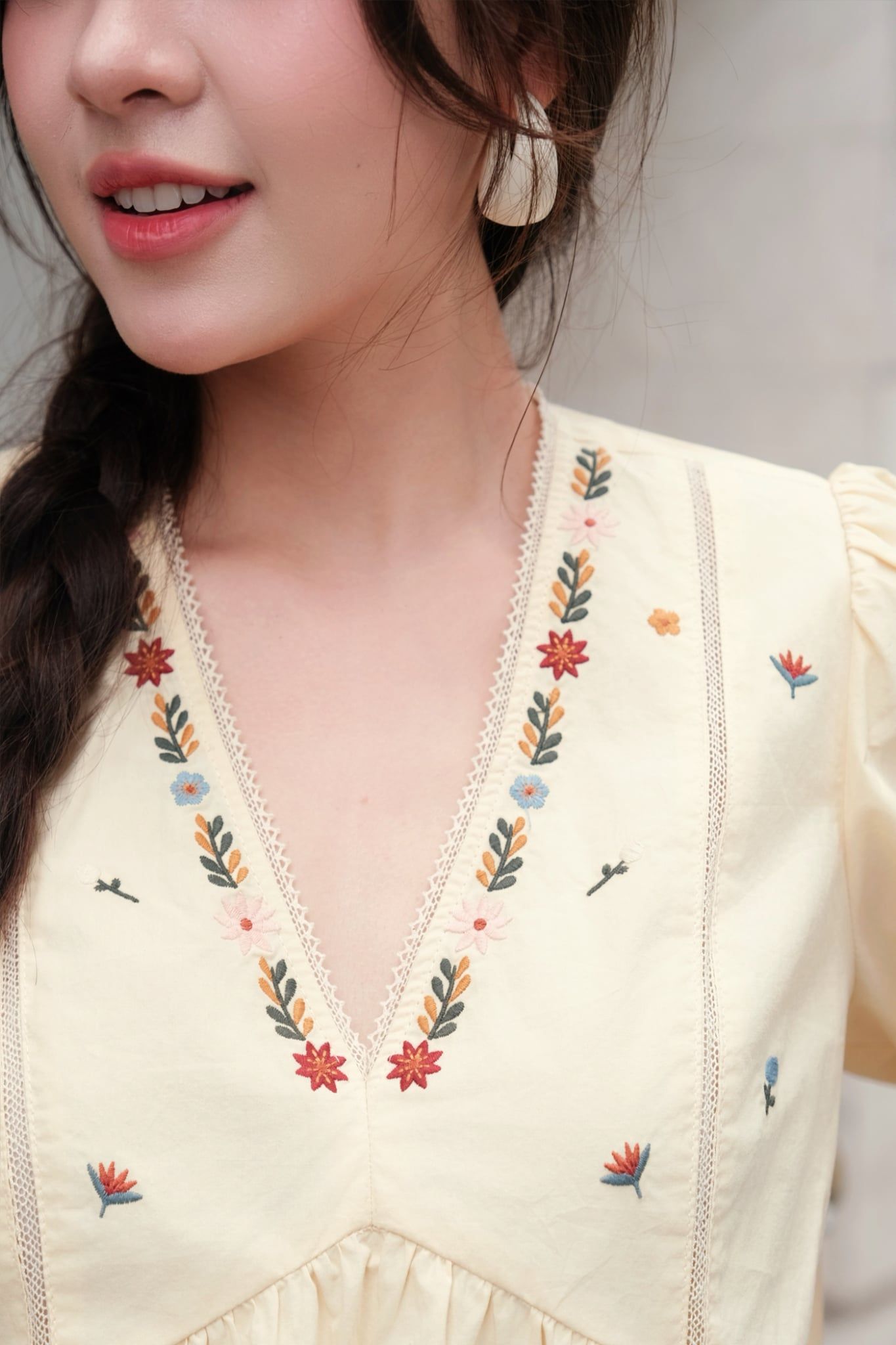  Áo peplum thô vàng kem thêu hoa cổ 