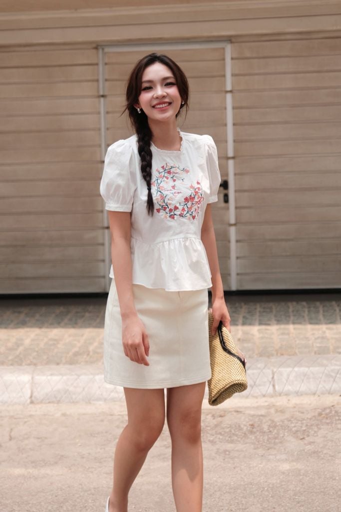 Áo peplum cổ nhún thêu linh lan hồng