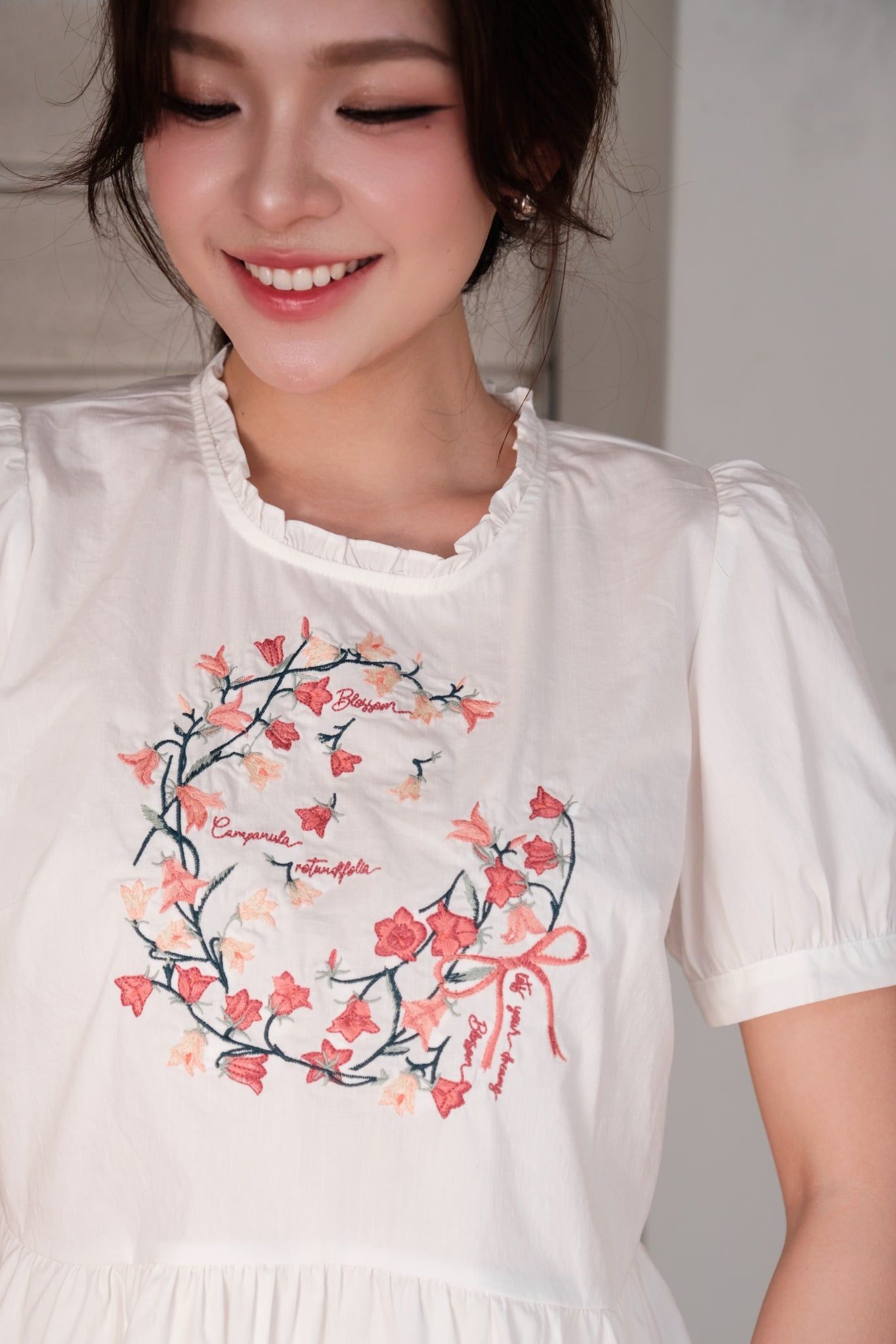  Áo peplum cổ nhún thêu linh lan hồng 