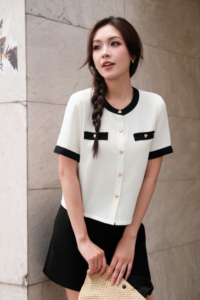 Top trắng phối đen khuy trái tim