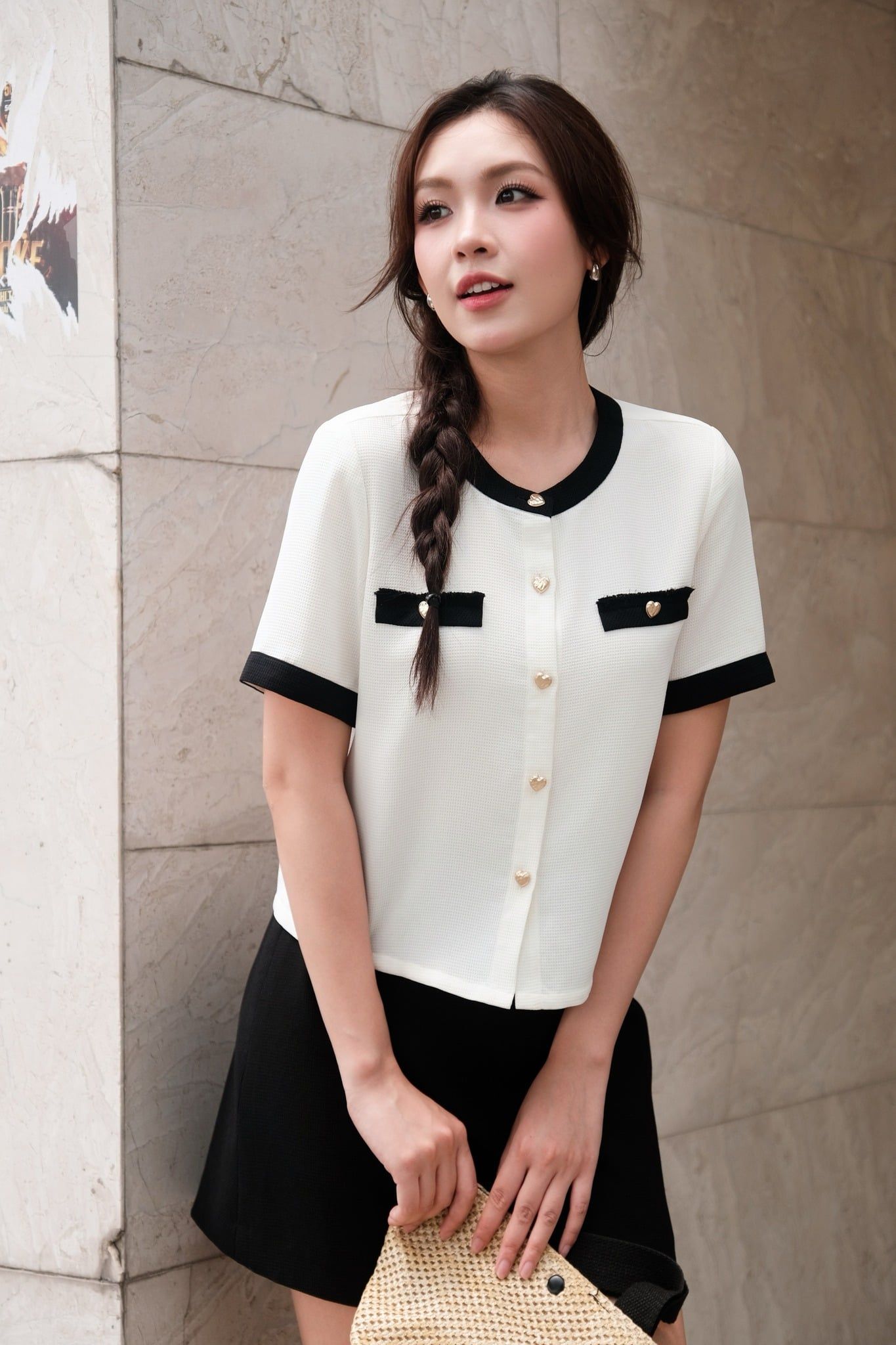 Top trắng phối đen khuy trái tim