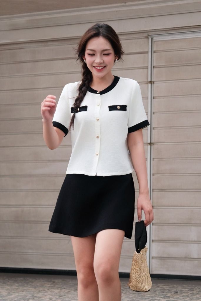 Top trắng phối đen khuy trái tim