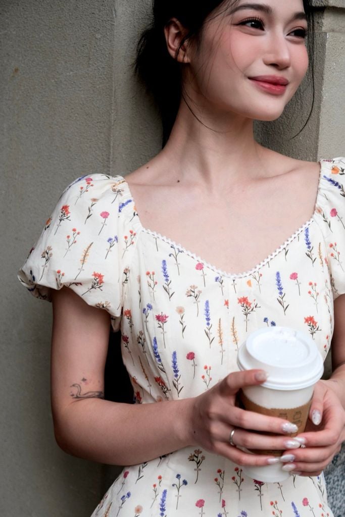 Đầm mini hoa cắt mảnh phối ren