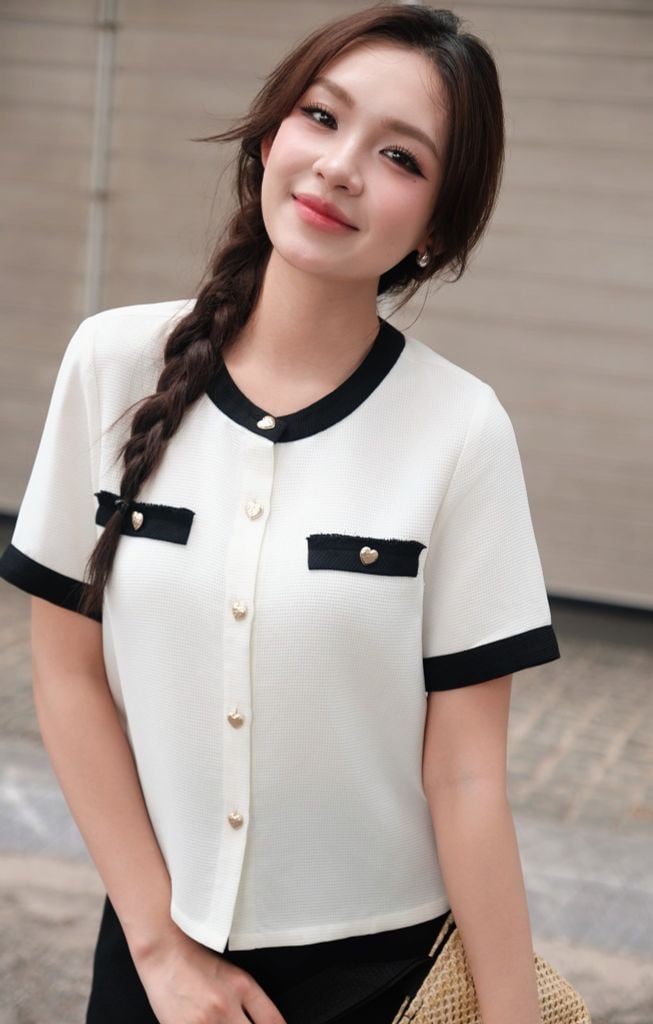 Top trắng phối đen khuy trái tim
