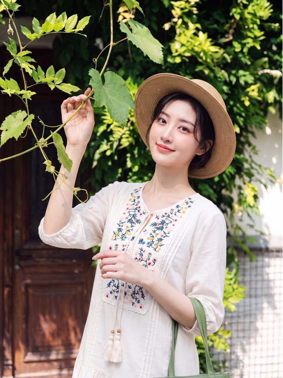  Đầm đuôi cá tunic trắng thêu thân trước 