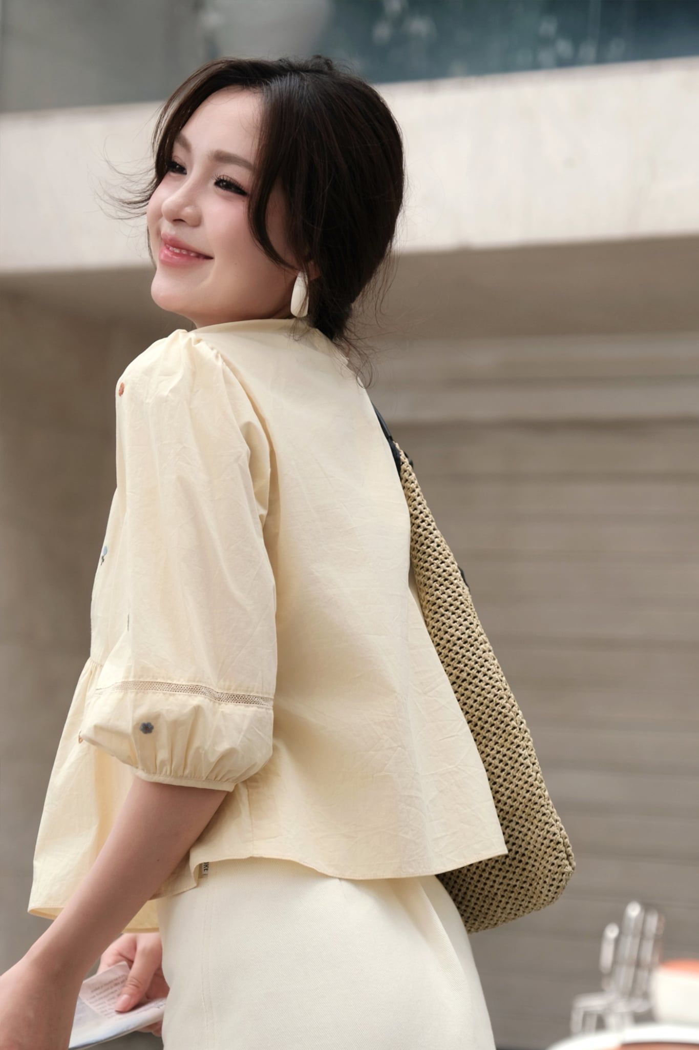  Áo peplum thô vàng kem thêu hoa cổ 