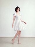  Đầm mini trắng cắt mảnh thêu tay 