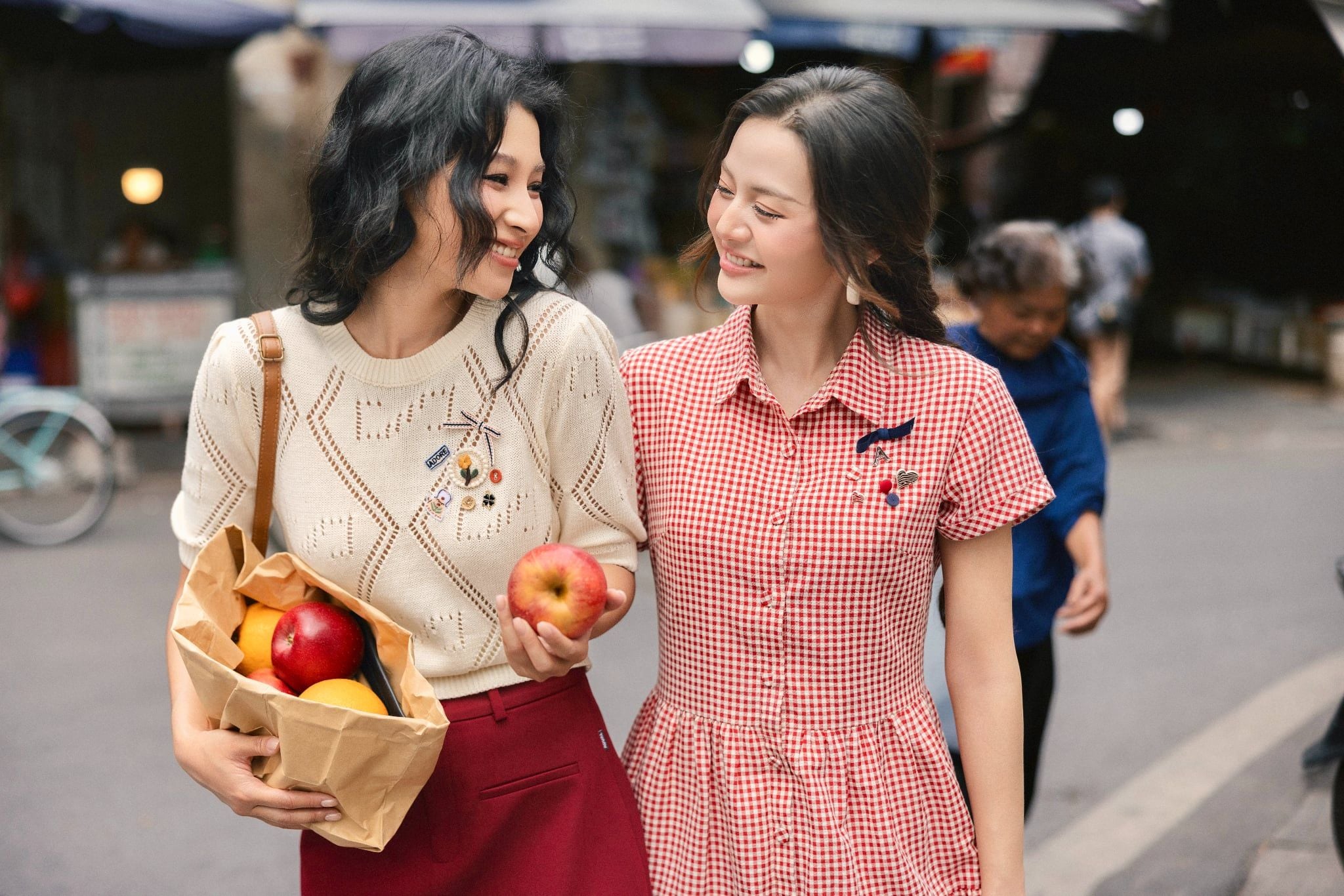  Đầm karo đỏ nối tầng đính charm 