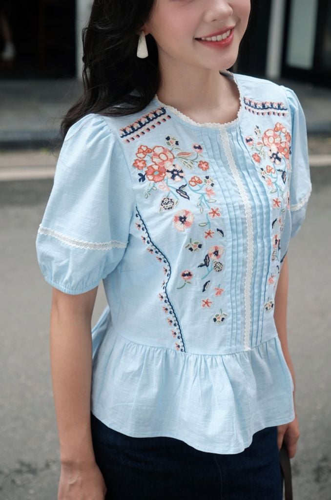 Áo peplum xanh thiên thanh thêu thân trước
