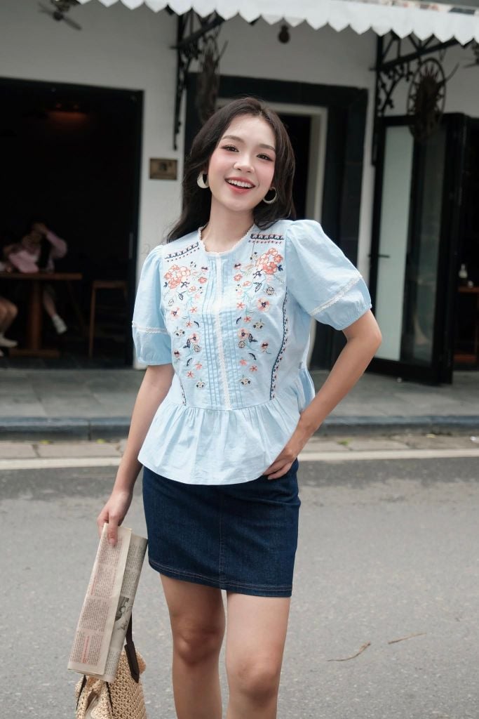 Áo peplum xanh thiên thanh thêu thân trước
