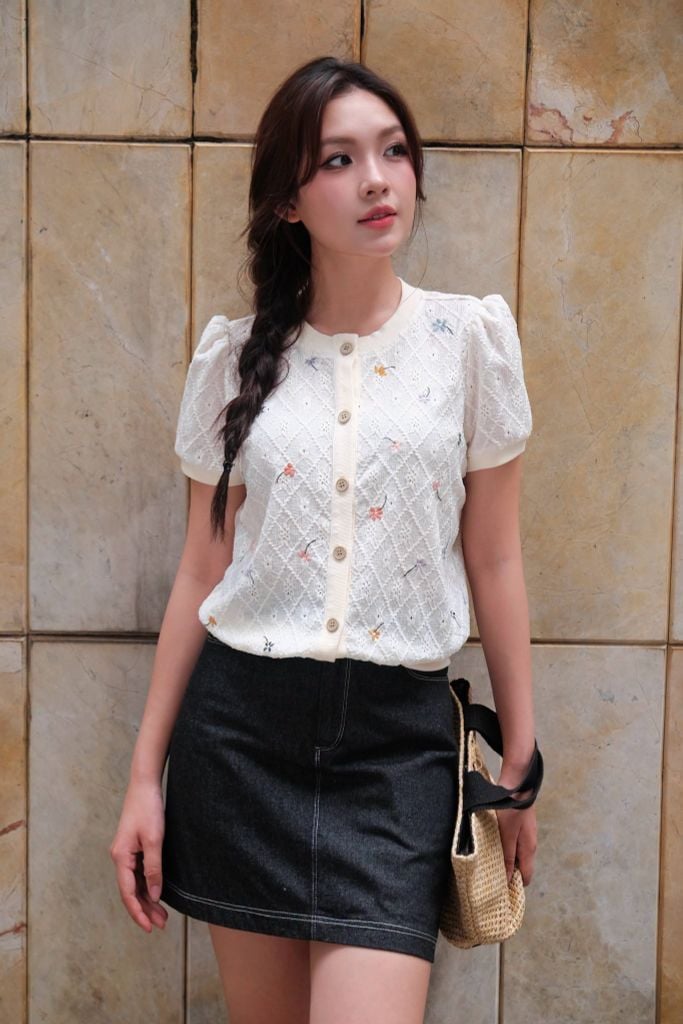 Áo thun thêu hoa daisy nhí nền kem
