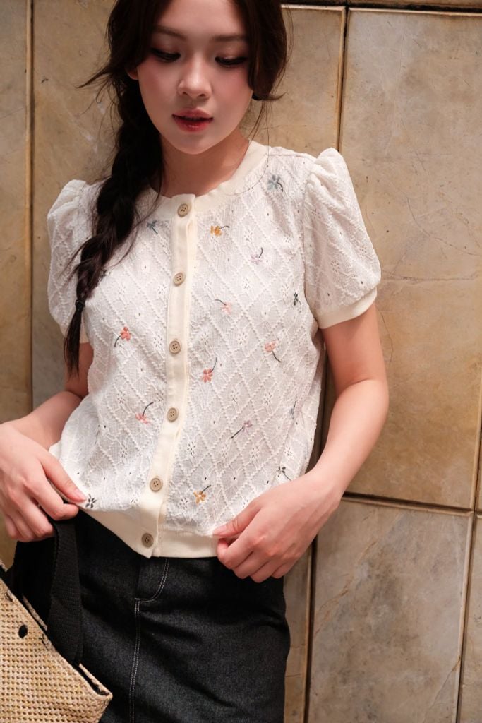 Áo thun thêu hoa daisy nhí nền kem