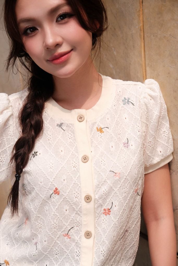 Áo thun thêu hoa daisy nhí nền kem
