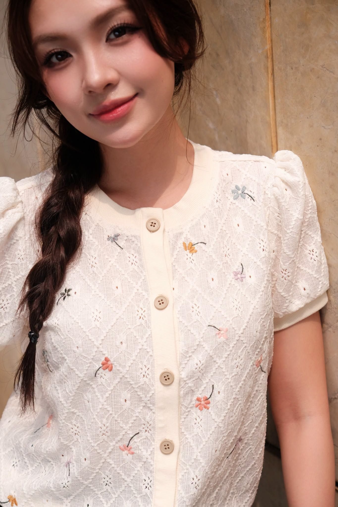 Áo thun thêu hoa daisy nhí nền kem