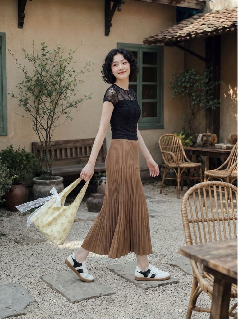 Áo thun ren can mảnh màu đen