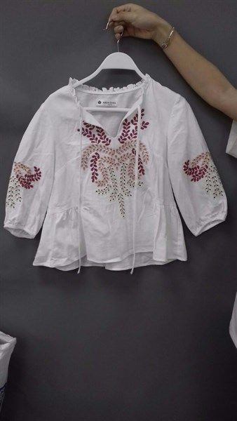 Top trắng tay lỡ thêu chùm ngực sz M