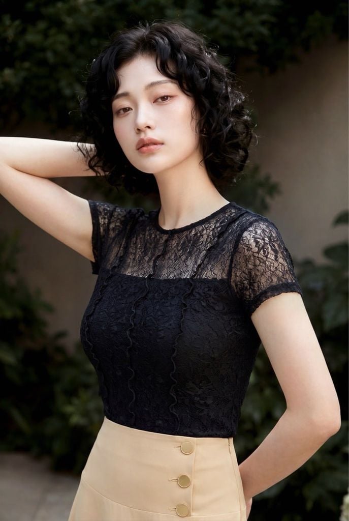 Áo thun ren can mảnh màu đen