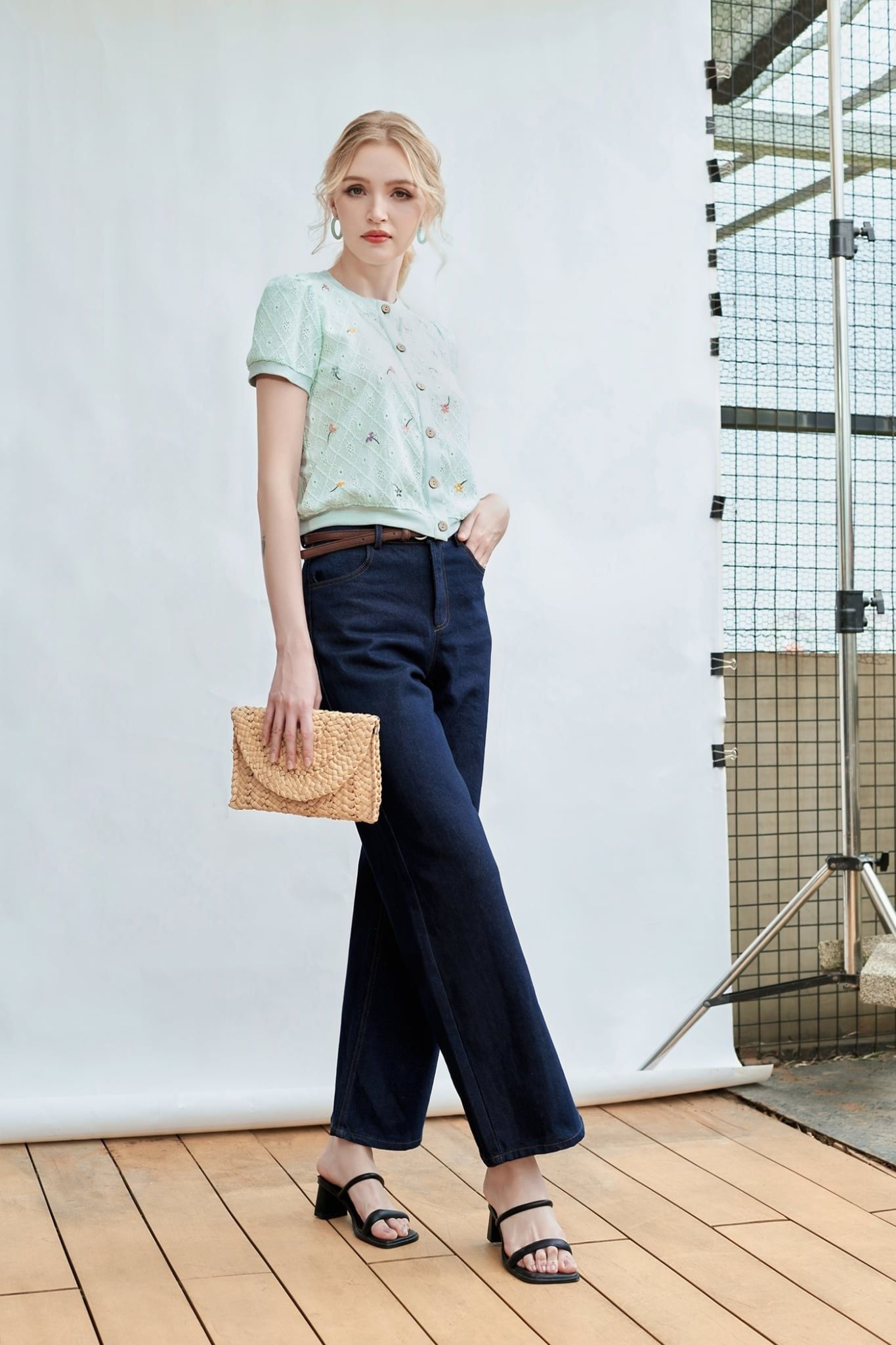  Quần jeans ống suông basic màu xanh chàm 
