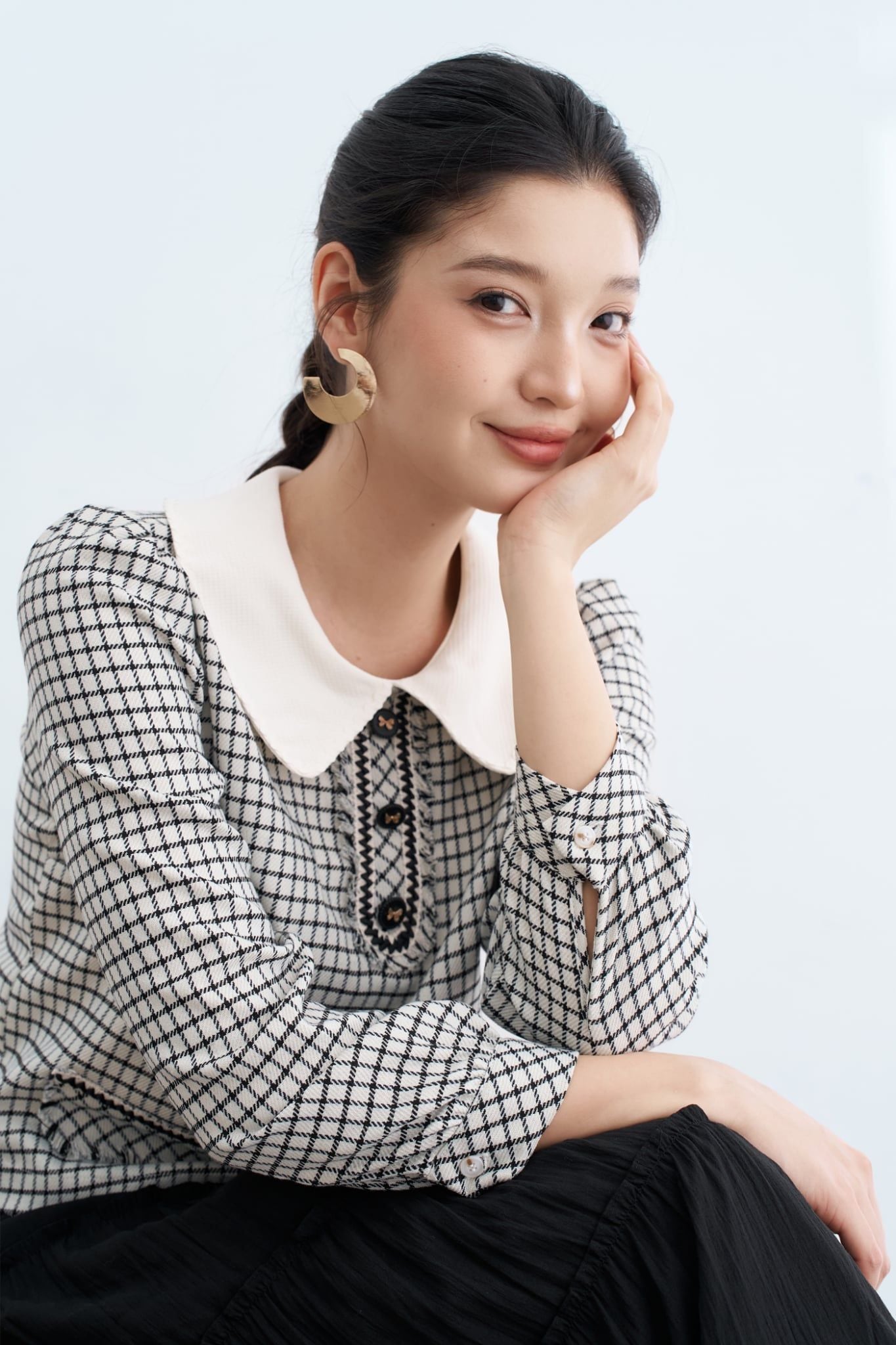  Sơ mi karo đen trắng phối cổ dây trang trí 