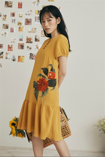 Váy đuôi cá vàng thêu peony đỏ