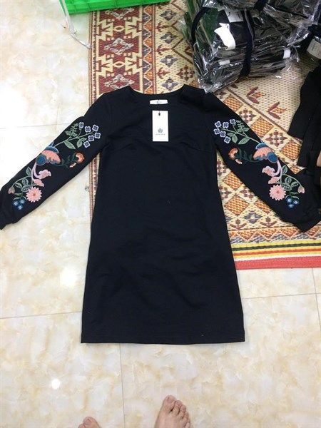 Váy nỉ đen thêu tay sz L