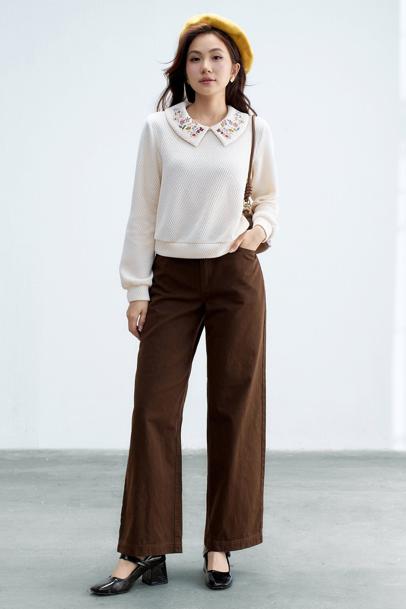 Áo len trắng thêu cổ