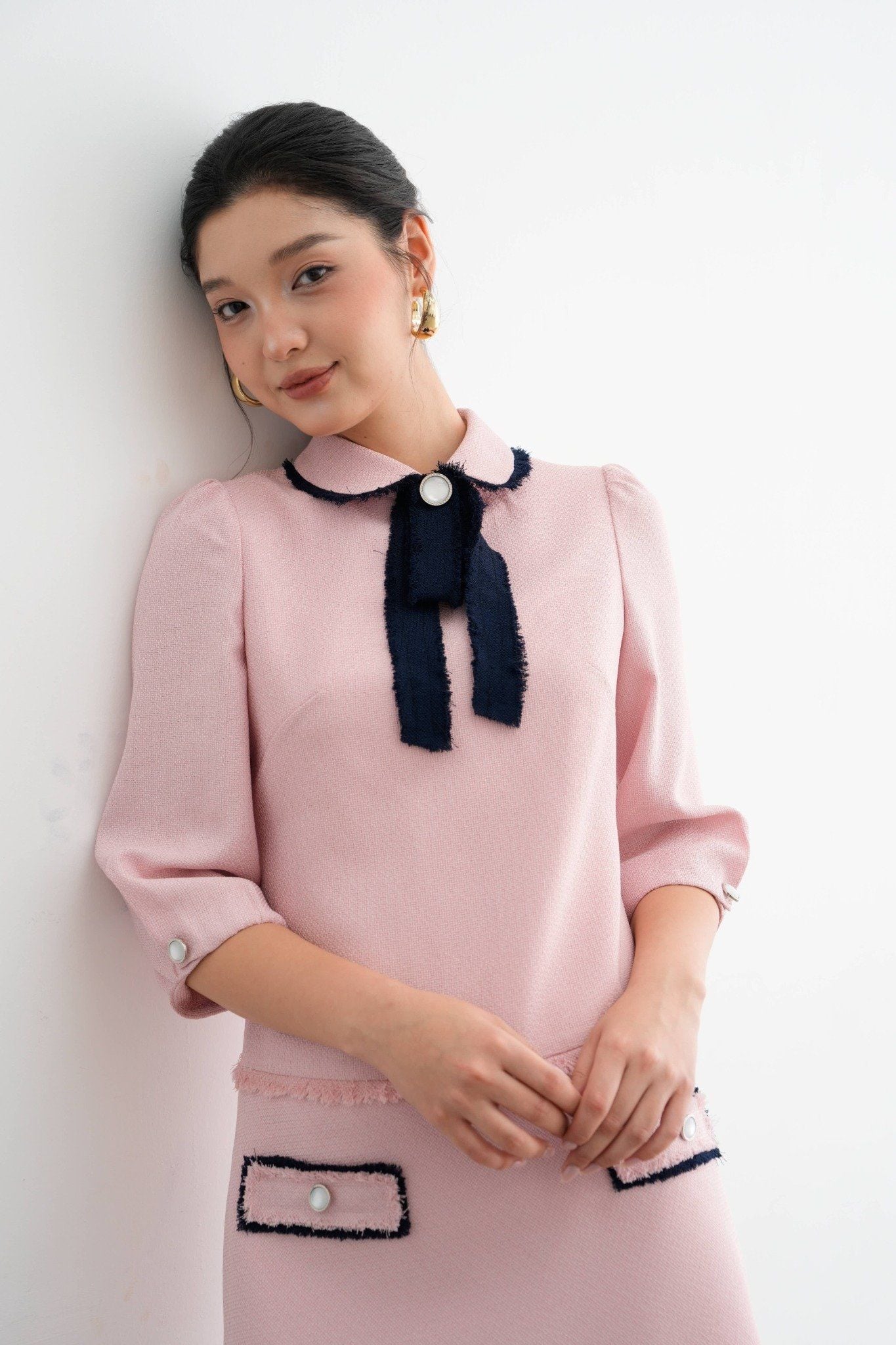 Đầm mini A tech hồng pastel cổ rua đính nơ