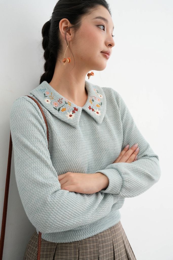 Áo len xanh mint thêu cổ