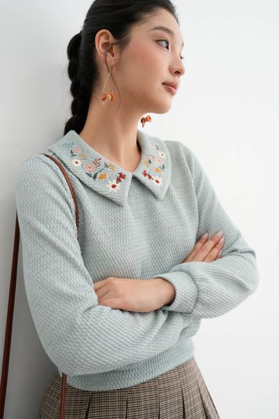 Áo len xanh mint thêu cổ