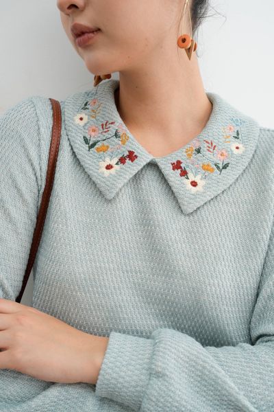 Áo len xanh mint thêu cổ