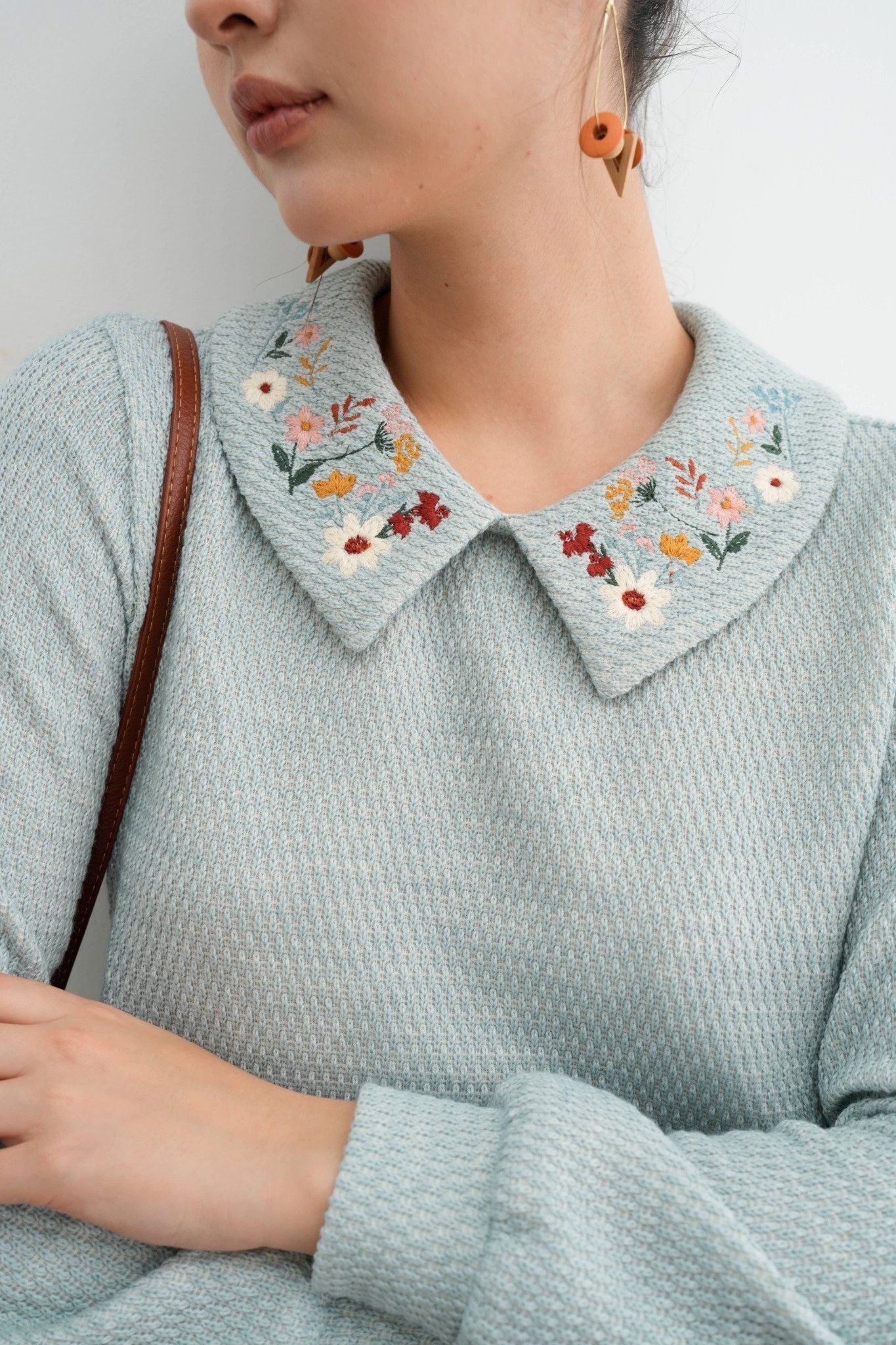 Áo len xanh mint thêu cổ