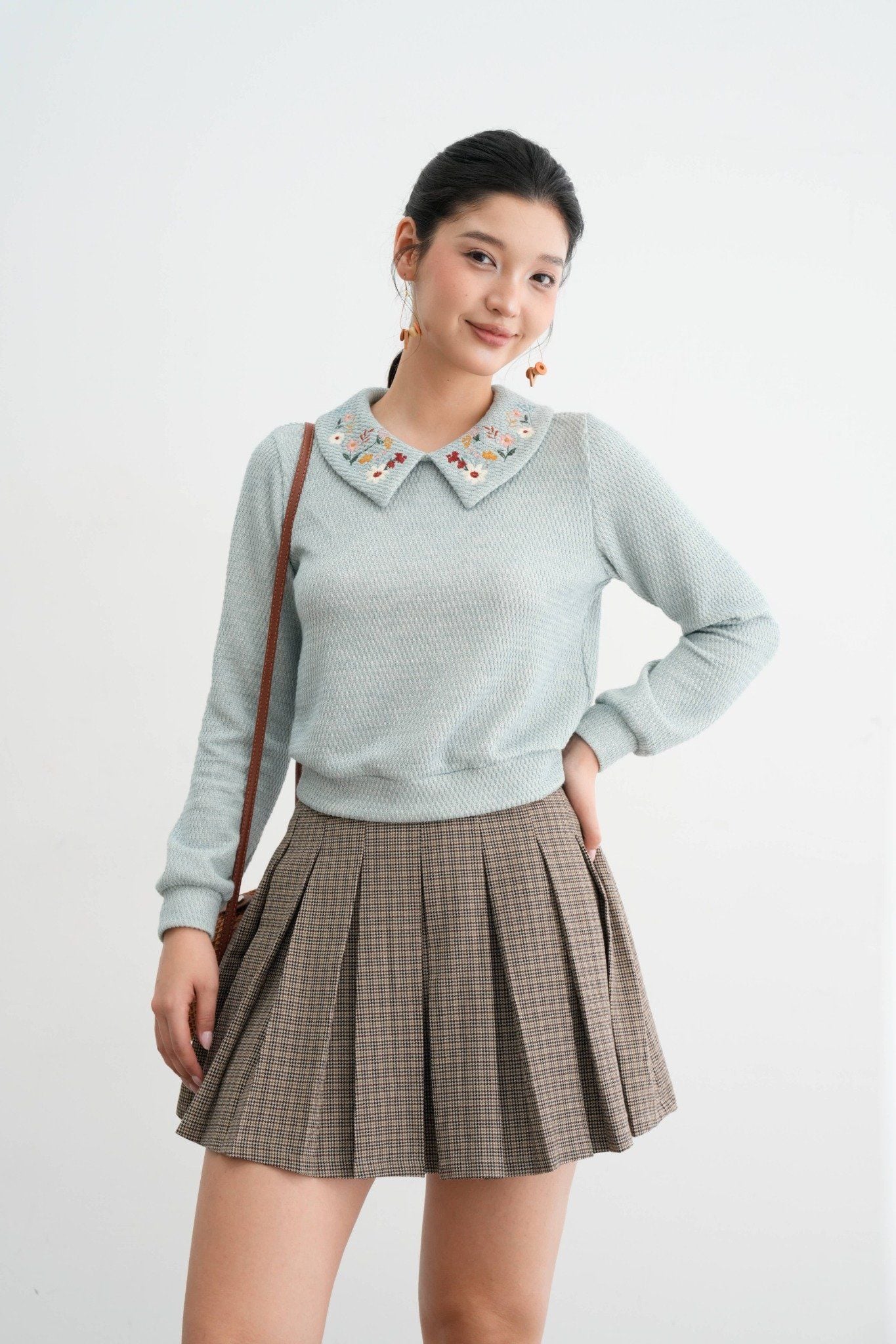 Áo len xanh mint thêu cổ