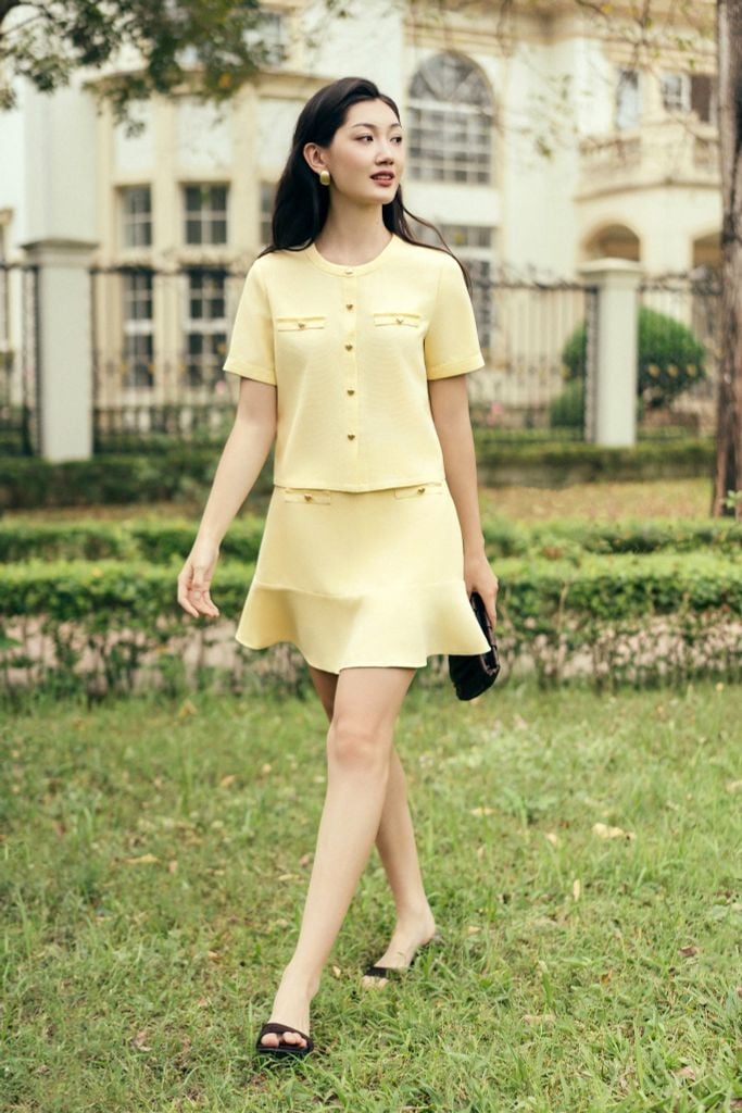 Chân váy mini xoè vàng kem